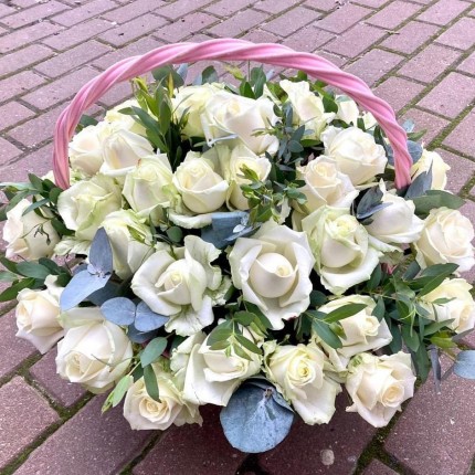 корзина с белыми розами - купить с доставкой в Зеленограде