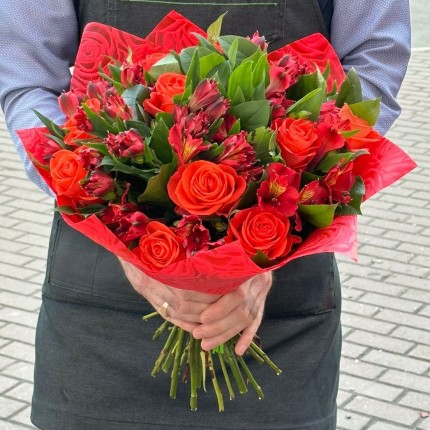 Букет "Страсть поцелуя" из оранжевых роз и красных альстромерий с доставкой в Зеленограде