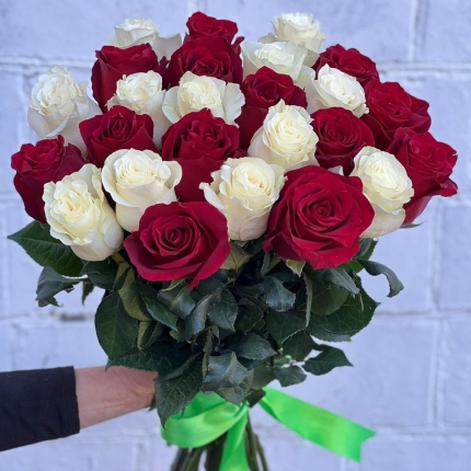 Букет «Баланс» из красных и белых роз - купить с доставкой в Зеленограде