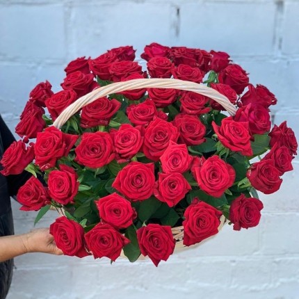Корзинка "Моей королеве" из красных роз с доставкой в Зеленограде