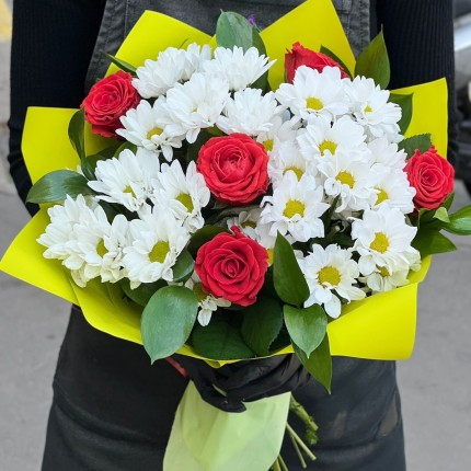 Букет с розами и хризантемами "Волшебство" - заказ с достакой с доставкой в Зеленограде