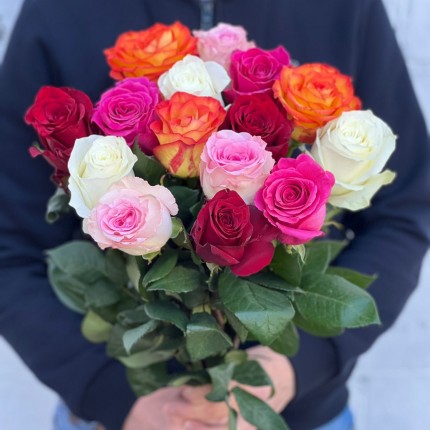Букет из разноцветных роз с доставкой  в Зеленограде
