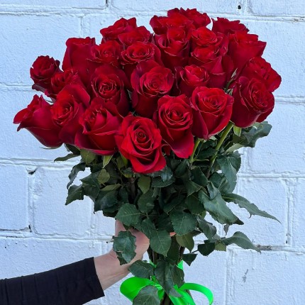 Букет из красных роз  с доставкой по городу  в Зеленограде